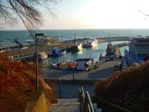 Ein wunderschner, eisiger, sonniger und windiger Wintertag war am 15.01.2018 in Sassnitz. Zu sehen ein Teil vom Sassnitzer Fischereihafen.