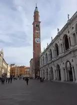 Vicenza, Basilica Palladiana oder Palazzo della Ragione mit dem Turm Torre di Piazza, erbaut ab 1549 durch Andrea della Gondola (28.10.2017)