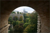 . Pont Adolphe in Luxemburg -

Gerahmt von den Brckebgen ergeben sich durch den eingehngten Steg wunderbare, gerahmete Ausblick auf die Altstadt von Luxemburg. Hier geht der Blick ber das grne Tal der Ptrusse zur Cathedrale Notre-Dame de Luxembourg.

04.10.2017 (M)