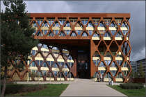 . Ein rostiger Gitterrost -

... vor der eigentlichen Fassade am KPMG-Gebude im Stadtteil Luxemburg-Kirchberg. Geplant von Valentiny hvp architects (Luxemburg), Fertigstellung: 2015.

06.10.2017 (M)