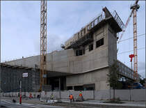 . Ein faszinierender Bau -

... entsteht derzeit auf dem Luxemburger Kirchberg: Die Nationalbibliothek geplant von den Architekten Bolles+Wilson aus Mnster. Eigentlich sind es britische Architekten, die aber durch den Bau der Stadtbibliothek in Mnster dort hngen geblieben sind. Die Gebude dieser Architekten haben ihren ganz eigenen Stil.

04.10.2017 (M)