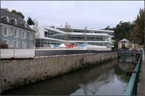 . Architekturmoderne in seiner schnsten Form -

2017 wurde die Ecole Centralen in Luxemburg-Clausen fertiggestellt. Geplant wurden sie von JSWD-Architekten aus Kln.

Einen Tag vor unserem Besuch dort war bei Restarbeiten an den Auenanlagen der Schule ein Lffelbagger in die Alzette gefallen und gesunken. Die Baggerarbeiten ganz rechts im Bild haben wohl mit diesem Unfall zu tun. Hier wird wohl verschmutztes Erdreich aus der Alzette gebaggert.

05.10.2017 (M)