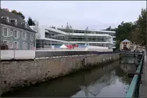 . Architekturmoderne in seiner sch�nsten Form -

2017 wurde die Ecole Centralen in Luxemburg-Clausen fertiggestellt. Geplant wurden sie von JSWD-Architekten aus K�ln.

Einen Tag vor unserem Besuch dort war bei Restarbeiten an den Au�enanlagen der Schule ein L�ffelbagger in die Alzette gefallen und gesunken. Die Baggerarbeiten ganz rechts im Bild haben wohl mit diesem Unfall zu tun. Hier wird wohl verschmutztes Erdreich aus der Alzette gebaggert.

05.10.2017 (M)