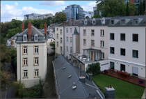 . Darber thronen die Glaspalste -

Nahsicht auf die mastbliche Hangbebauung am Ptrussetal vom sdlichen Endes des Viaduktes Passerelle aus gesehen.

03.10.2017 (M)