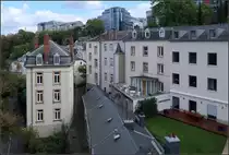 . Dar�ber thronen die Glaspal�ste -

Nahsicht auf die ma�st�bliche Hangbebauung am P�trussetal vom s�dlichen Endes des Viaduktes Passerelle aus gesehen.

03.10.2017 (M)