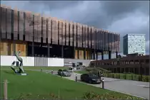 . Goldschimmernde Glasfassade -

Der 2008 erffnete Neubau des Europischen Gerichtshofes in Luxemburg-Kirchberg. Architekur: Dominique Perrault, Paris mit Paczowski & Fritsch, Luxemburg.

06.10.2017 (M)