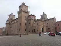 Ferrara, Castello Estense am Corso Martiri della Liberta, ein von Wassergrben umgebener quadratischer Festungsbau, erbaut ab 1385, im 16. Jahrhundert fertiggestellt (30.10.2017)