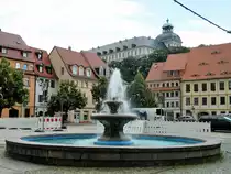 Weienfels: Brunnen am Markt, seit Februar 2017 ist dies eine historische Aufnahme. Der Marktplatz wird zur Zeit umgebaut und in diesem Rahmen wurde der Brunnen demontiert und soll nach der Sanierung in die Fischgasse umgesetzt werden. Im Hintergrund ist das Barockschloss Neu-Augustusburg zu sehen. (18.06.2016)