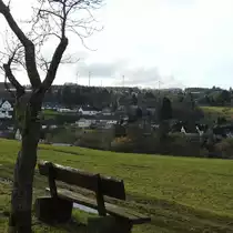 FRIEDEWALD-SCHLOSSDORF IM WESTERWALD
Der kleine WESTERWALD-ORT,1324 erstmals urkundlich erwhnt,als Kaiser LUDWIG DER BAYER die Erlaubnis
erteilte,den Ort zu befestigen und im selben Jahr Stadtrechte genoss durch GOTTFRIED VON SAYN,
hat als Mittelpunkt eine mchtige Schlossanlage,in der selbst Bundesprsident GUSTAV HEINEMANN in der
Evangelischen Sozialakademie zu Gast war.....hier am 30.1.2018...