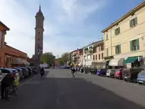 Medicina, H�user an der Piazza Giuseppe Garibaldi mit Kampanile der San Mamente Kirche (31.10.2017)