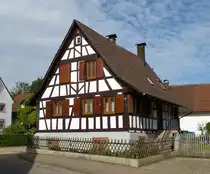 V�rstetten, eins von vielen sch�n restaurierten Fachwerkbauten im Ort, etwa 70 dieser gepflegten Anwesen aus der Zeit zwischen 1770 und 1820 pr�gen das Ortsbild, Sept.2017