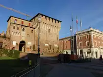 Lugo, Burg Rocca an der Piazza Martiri, Hauptturm aus dem 14. Jahrhundert, Rest erneuert im 16. Jahrhundert (31.10.2017)