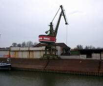 alter Kran am Innenhafen Duisburg, von denen ein Teil mittlerweile unter Denkmalschutz stehen
(am RWSG-Speicher)