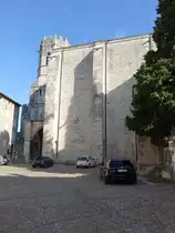 Viviers, Kathedrale St. Vincent, aus der romanischen Zeit sind noch Vorhalle und Fassade erhalten, ein freistehender Turm vor der Kathedrale geh�rte einst zu den Verteidigungsanlagen des Schlosses (22.09.2017)
