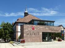 Ottmarsheim, das Rathaus der ca.1800 Einwohner zhlenden Gemeinde in der Rheinebene im Oberelsa, Juli 2017