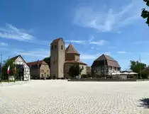 Ottmarsheim, Blick �ber den neugestalteten Platz am Rathaus zur ber�hmten Abteikirche aus dem 11.Jahrhundert, Juli 2017