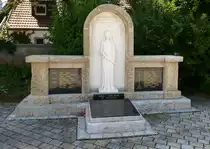 Ottmarsheim, das Denkmal f�r die Gefallenen der beiden Weltkriege, Juli 2017