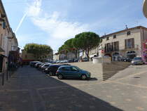 Valreas, Huser und Brunnen am Place de la Republique (22.09.2017)