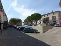 Valreas, H�user und Brunnen am Place de la Republique (22.09.2017)