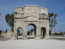 Orange, dreib�giges r�misches Monumentaltor, ein stark erodiertes Reliefbild zeigt eine Gallierschlacht (22.09.2017)