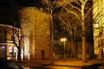 Annaturm - Stadtmauer, rechts die St. Martin-Kirche, nachts in Euskirchen - 16.12.2017