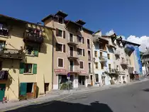 Guillestre, H�user in der Rue Maurice Petsche in der Altstadt (23.09.2017)