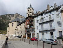 Briancon, Huser am Place du General Eberle mit Kirchturm der Notre-Dame Kirche (23.09.2017)