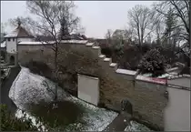�berlingen: Stadtbefestigung -

Am Aufkircher Tor links endet der Gallergraben und findet seine Fortsetzung im Norden der �u�eren Altstadt als Scherengraben. Hinter der Mauer im Bild f�hrt ein weiterer Graben, der Blatterngraben hinunter zu engeren Altstadt.

08.02.2018 (M)