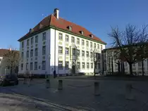 Bad K�tzting, das Neue Rathaus war bis 1803 Pfarrhof und Propstei der Benediktiner von Kloster Rott, seit 1972 Rathaus (05.11.2017)