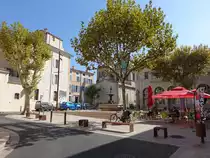 Apt, Brunnen und Geb�ude am Place Jean Jaures (24.09.2017)