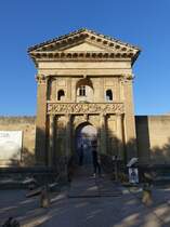 La Tour-d’Aigues, Eingangsportal vom Chateau La Tour-d'Aigues, erbaut im 16. Jahrhundert (24.09.2017)