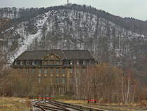 Blick vom Bahnhof Thale in Richtung Walther Rathenau Str. am 17. Februar 2018, die  Rotrappe im Hintergrund  fast  ohne Schnee