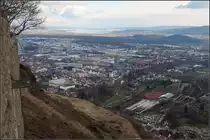 Blick vom Hohentwiel auf Singen -

... im Hintergrund den Bodensee. F�r Eisenbahnfreunde f�hrt rechts ein IC2-Zug um den Bogen.

04.02.2018 (M)

