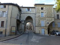 Barbentane, Porte Calendrale, erbaut 1253 am Cours Jean Baptiste Rey (25.09.2017)