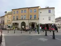 Arles, alte Häuser am Rond-Point des Arenes (25.09.2017)