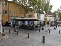 Draguignan, H�user und Cafes am Place Claude Gay (27.09.2017)