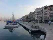 Cannes, Hafen und Geb�ude am Quai Saint Pierre (26.09.2017)