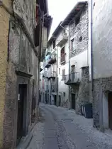 Tende, historische H�user in der Rue de Eglise in der Altstadt (27.09.2017)