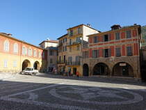 Sospel, Gebude am Place Saint-Michel in der Altstadt (27.09.2017)
