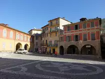 Sospel, Geb�ude am Place Saint-Michel in der Altstadt (27.09.2017)