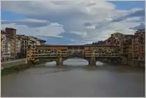 Im  13.Jahrhundert erhielt die Ponte Vecchio ihr heutiges Aussehen: mit L�den und Wohnungen. 
Davor f�hrte eine h�lzerne Br�cke an dieser Stelle �ber den Arno, die im Jahre 123 durch eine steinere ersetzt wurde.
(15.11.2017)