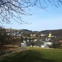 FRIESENHAGEN//LK. ALTENKIRCHEN
Die n�rdlichste Gemeinde des LK ALTENKIRCHEN und von RHEINLAND-PFALZ wurde erstmals 1131 in einer
Urkunde von Papst INNOZENZ II. erw�hnt.Die rk Pfarrkirche ST. SEBASTIANUS,eine urspr�nglich
sp�tromanische,dreischiffige Kirche mit bemerkenswerter Ausstattung im Innenraum aus dem 15./16. Jhdt.,
beherrscht das Ortsbild...Auf dem H�gel (Blumenberg) oberhalb des Ortes erinnert die wohl aus dem 17. Jhdt.
stammende ST. ANNA-KAPELLE( Rote Kapelle ) an die �ber 200 Opfer der Hexenverfolgungen zwischen
1590-1652....am 6.3.2018