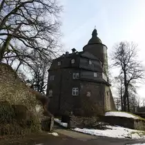 DIE WILDENBURG BEI FRIESENHAGEN/LK ALTENKIRCHEN
Im  Wildenburger Land ,nahe von FRIESENHAGEN  und SCHLOSS CROTTORF,liegt im n�rdlichsten Zipfel von
RHEINLAND-PFALZ diese kleine Burganlage/-Ruine,ab dem fr�hen 13. Jahrhundert Stammsitz der
Herren von WILDENBURG,die hier die unterhalb des Bergsporns vorbeif�hrende  Bergische Eisenstrasse 
beherrschte...am 6.3.2018