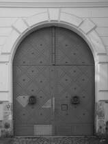 Ein schweres Eisentor an den ehemaligen Garnisonsgemuern in Dresden. (April 2017)