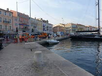 Saint-Tropez, Gebude am Quai Jean Jauris am Hafen (27.09.2017)
