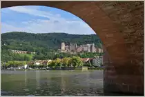 Blick auf's Heidelberger Schloss durch die Bogen der Alten Br�cke.
(18.08.2014)