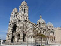 Marseille, Kathedrale de la Major, das ab 1852 erbaute monumentale neoromanisch-byzantinische Gotteshaus steht am Westrand der Altstadt oberhalb des Quai de la Joliette (28.09.2017)