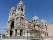 Marseille, Kathedrale de la Major, das ab 1852 erbaute monumentale neoromanisch-byzantinische Gotteshaus steht am Westrand der Altstadt oberhalb des Quai de la Joliette (28.09.2017)