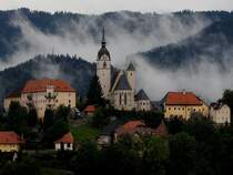 Althofen (eine kleine feine Bergstadt) samt der Pfarrkirche Hl. Thomas von Canterbury prsentiert sich Frhmorgens mit Nebelschwaden; 170903