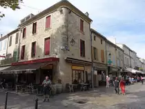 Aigues-Mortes, H�user in der Rue Amiral Courbet in der Altstadt (28.09.2017)